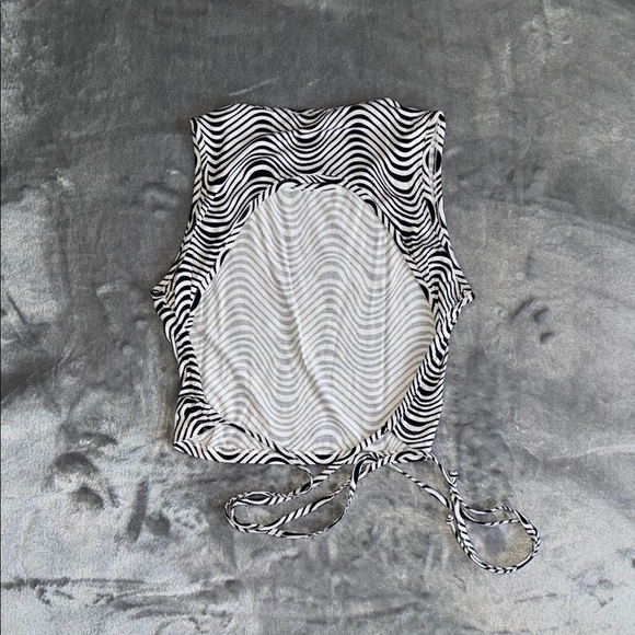 Subdued Medium Black and White Wave Pattern Tie Top - Picture 3 of 3